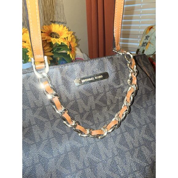 Michael Kors Women’s Harper Black Leather & Gold Hardward Tote Bag - Picture 5 of 11